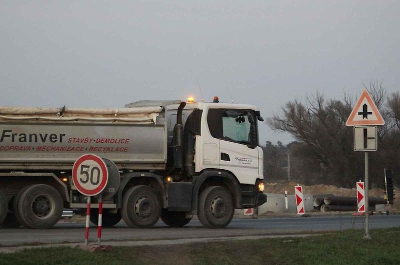 Situace v blízkosti napojení dálnice D55 na silnici I/54 u Bzence, a to první listopadový čtvrtek odpoledne.