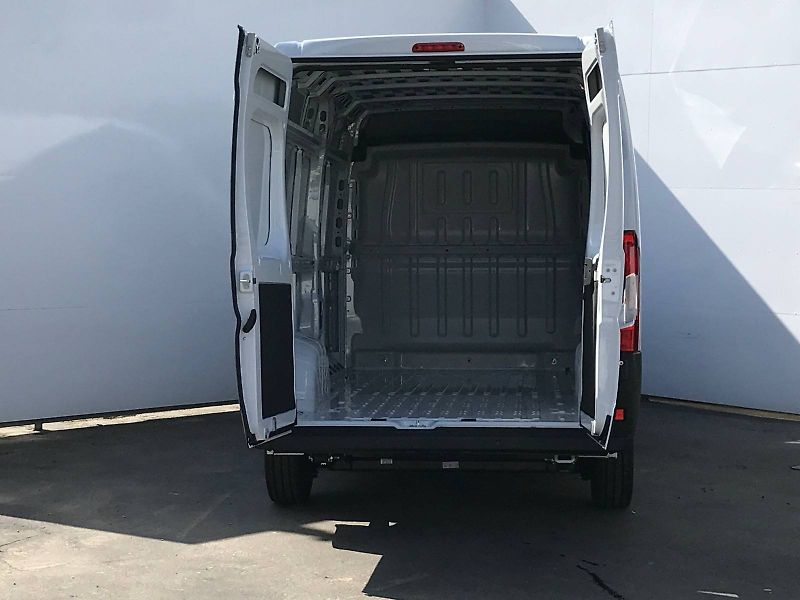 Peugeot Boxer (2026) 3300 L2H2  2,2 BlueHDi MAN6 - fotka 3 z 6
