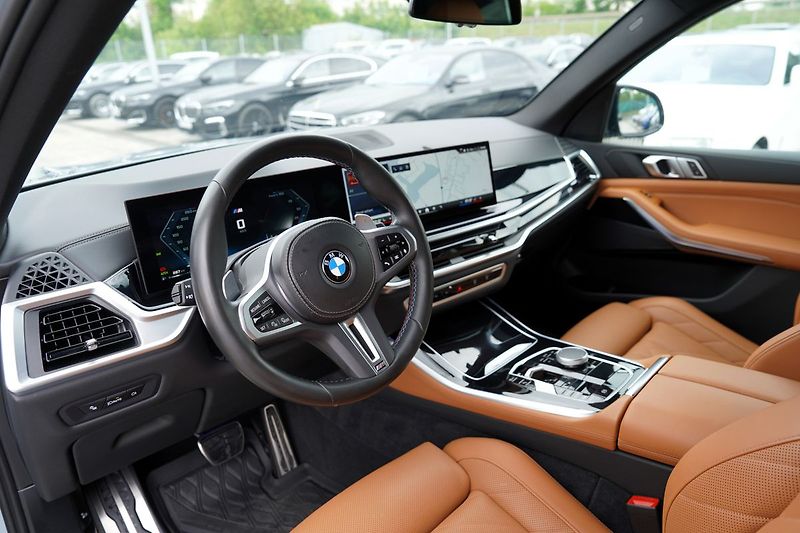 BMW X5 M60i xDrive/AT9/21/530 PS - fotka 27 z 45