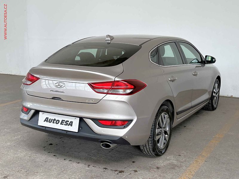 Hyundai i30 (2019) 1.4 T-GDi, 1.maj,ČR, Trikolor - fotka 4 z 15