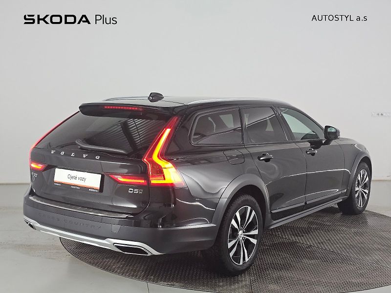 Volvo V90 (2020) Cross Country D5 173kW MOMENTU - fotka 2 z 33