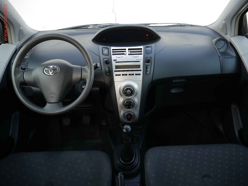 Toyota Yaris (2007) 1.0 i - fotka 8 z 13