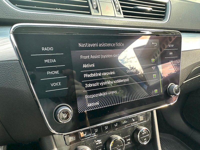 Škoda Superb (2019) 2.0 TSI 200kW AmbitionPlus Com - fotka 16 z 24