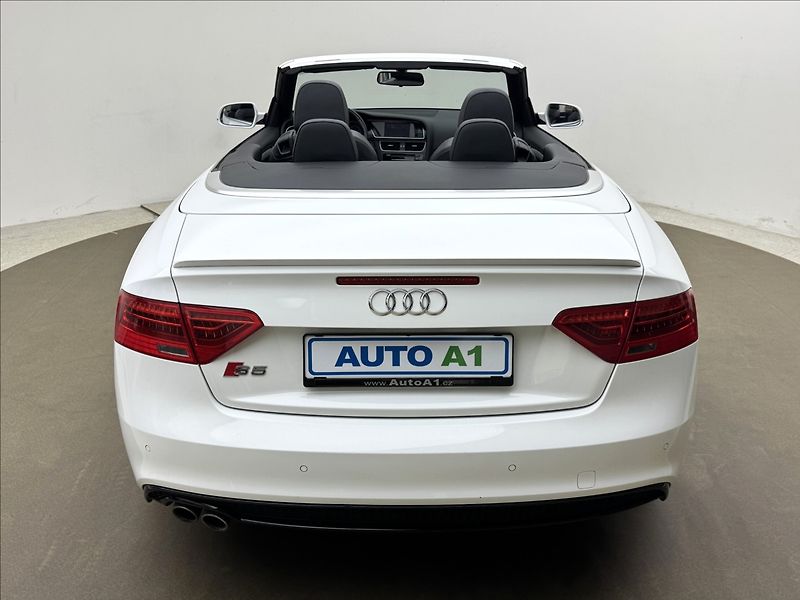Audi A5 2,0 140kW S-LINE 4X4 VÝHŘEV TZ - fotka 5 z 50
