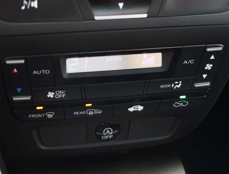 Honda Civic (2012) 1.4 i-VTEC, Tempomat - fotka 17 z 18