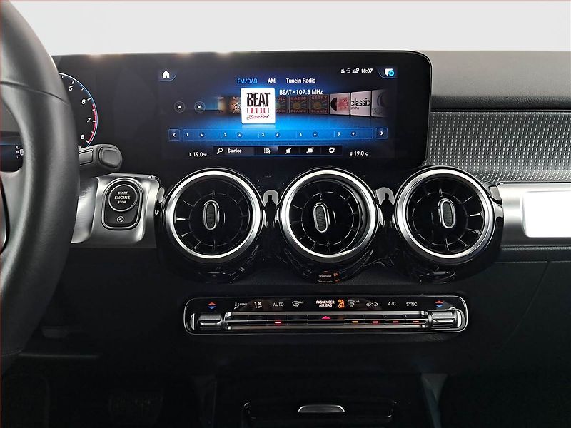 Mercedes-Benz GLB (2022) 180 - fotka 12 z 20
