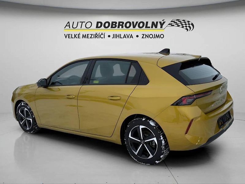 Opel Astra Edition HB 1.2 TURBO (96kW/130 - fotka 4 z 23