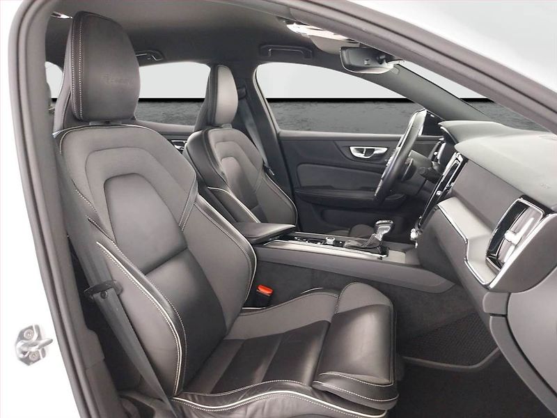 Volvo S60 (2019) R-Design T5 - fotka 9 z 24