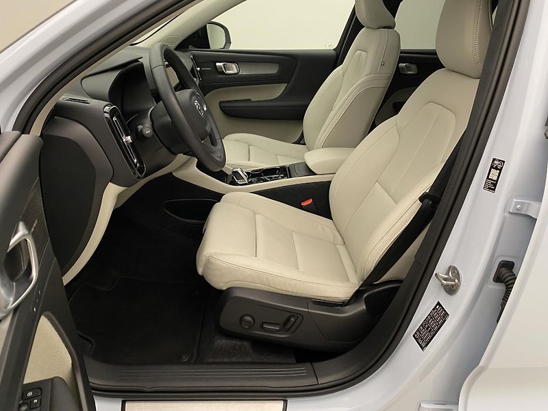 Volvo XC40 B4 DARK ULTRA AUT CZ - fotka 3 z 60