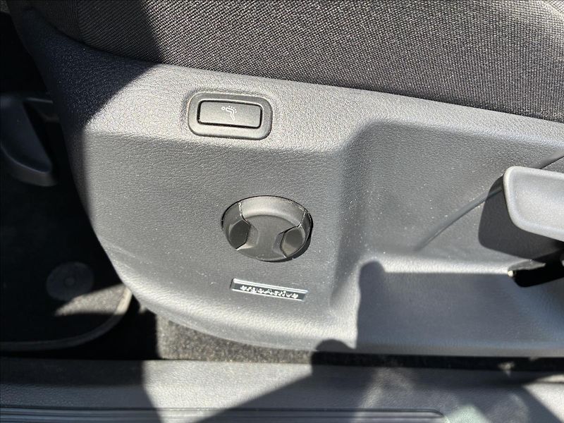 Volkswagen Touran 2,0 7 MÍST,TAŽNÉ,LED - fotka 10 z 16