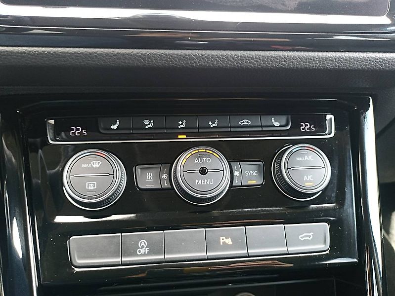 Volkswagen Touran (2022) 1.5TSI Highline Webasto Matrix - fotka 13 z 35