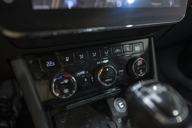 Škoda Superb 2.0 TDI 110 kW L&K - fotka 14 z 36