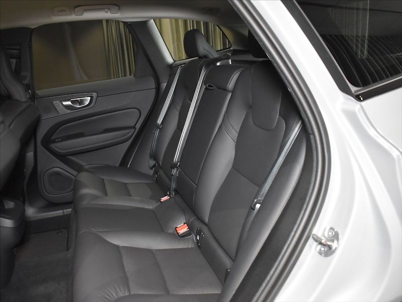 Volvo XC60 2,0 B4 AWD Plus Blis,Bezklíč - fotka 9 z 23