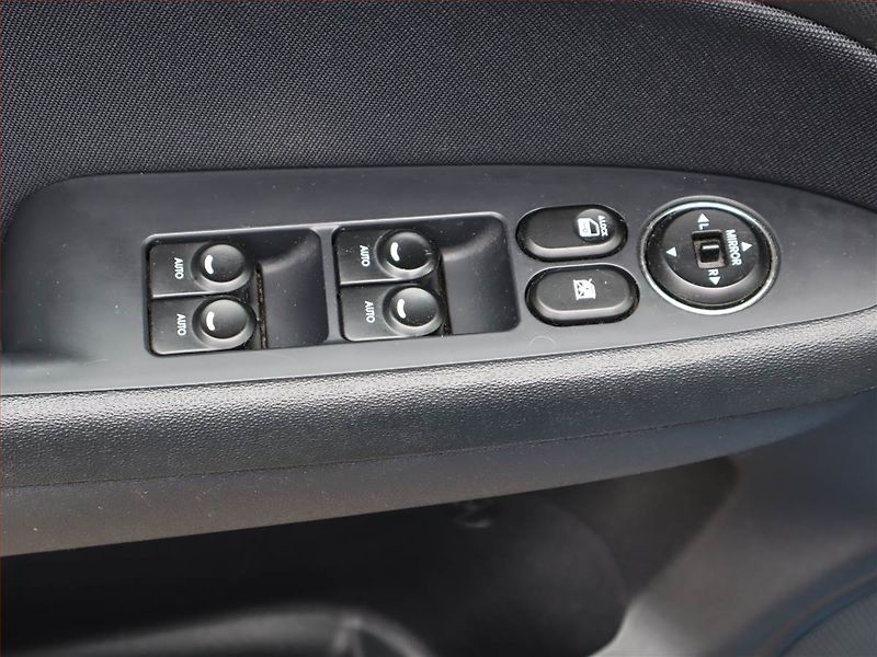Hyundai i30 (2010) 1.6 MPI, Automat, Serv.kniha - fotka 17 z 18