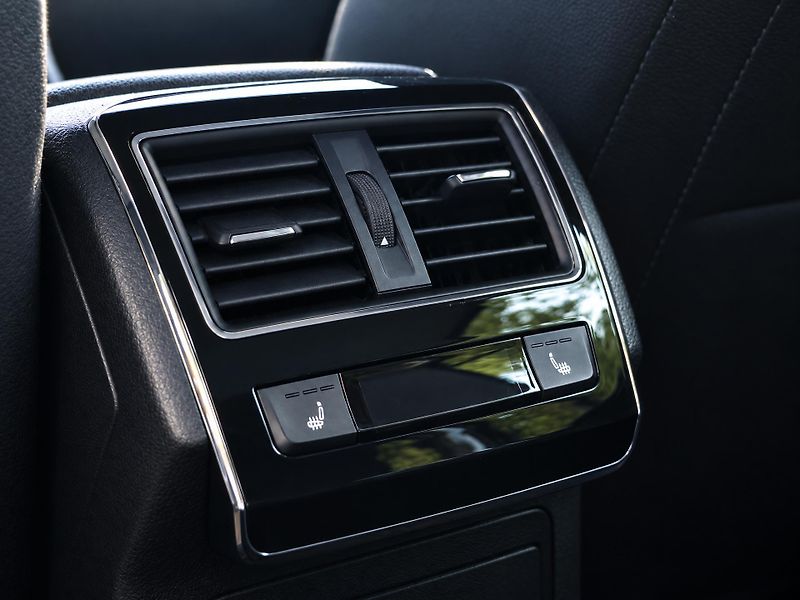 Škoda Superb 2,0 TDI DSG 110kW Style Navi - fotka 16 z 47