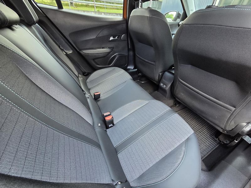 Peugeot 2008 (2022) 1.2 PT 100 ALLURE PACK MAN6 - fotka 11 z 27