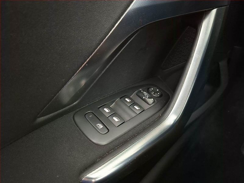Peugeot 2008 (2018) 1.2 PureTech, Automat, Kůže - fotka 19 z 19