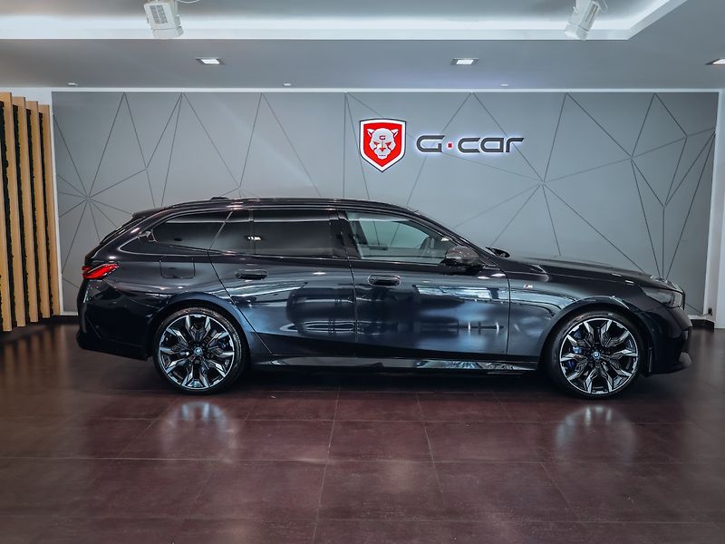 BMW Řada 5 550e xDrive M-sport Touring - fotka 4 z 34