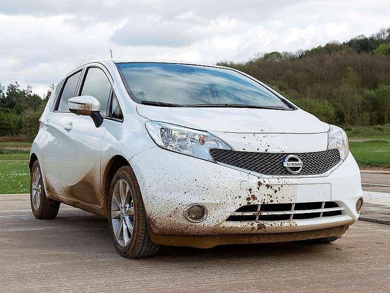 Nissan vyvinul prototyp vozu s nanolakem, který odpuzuje špínu.