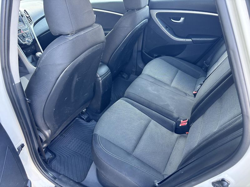 Hyundai i30 1.6 - fotka 21 z 23