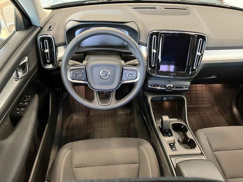 Volvo XC40 B4 Momentum Advance AT8 - fotka 15 z 41