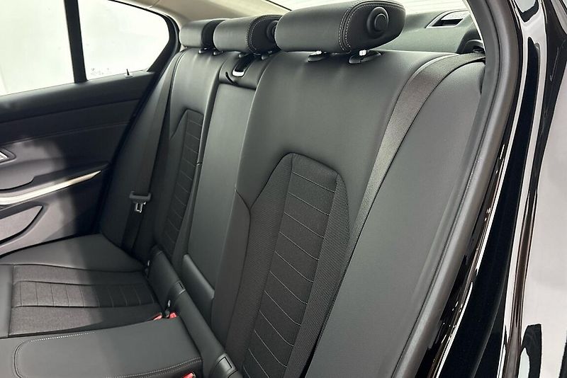BMW Řada 3 320d xDrive - fotka 8 z 23