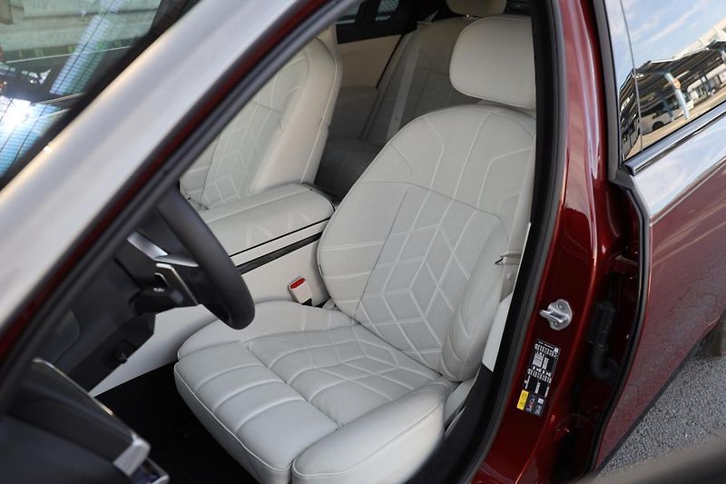 BMW Řada 7 750e xDrive - fotka 11 z 20