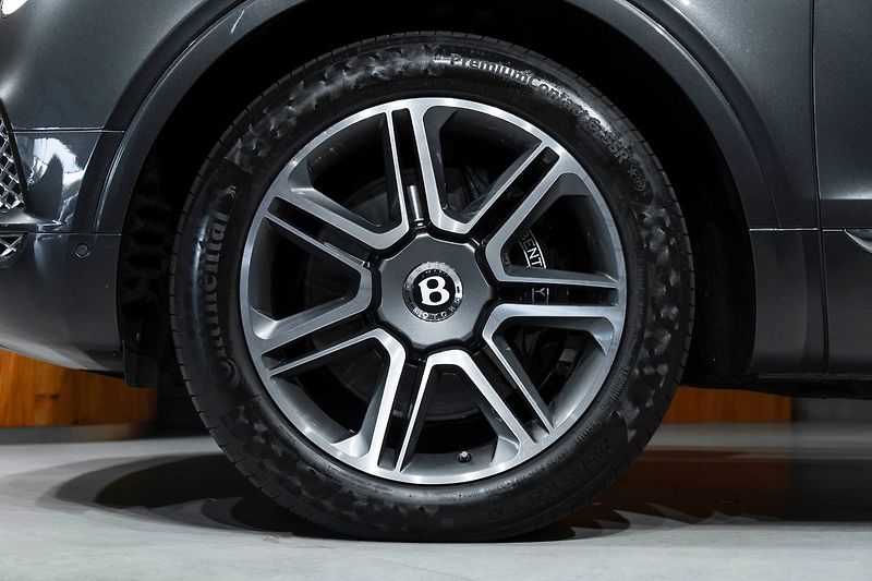 Bentley Bentayga - fotka 2 z 21