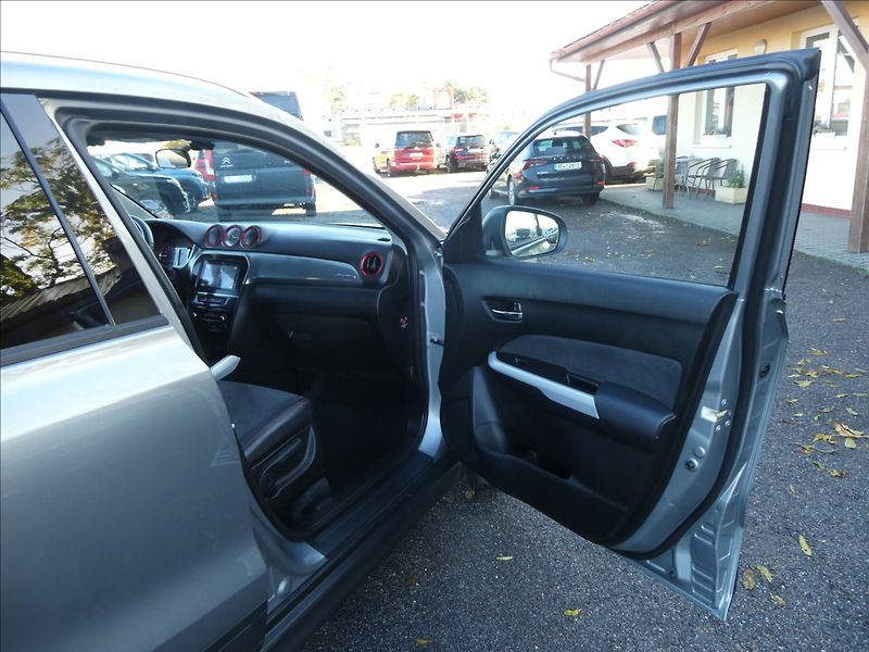 Suzuki Vitara 1,4 BJet 103kW 1.maj,4x4,závěs - fotka 26 z 49
