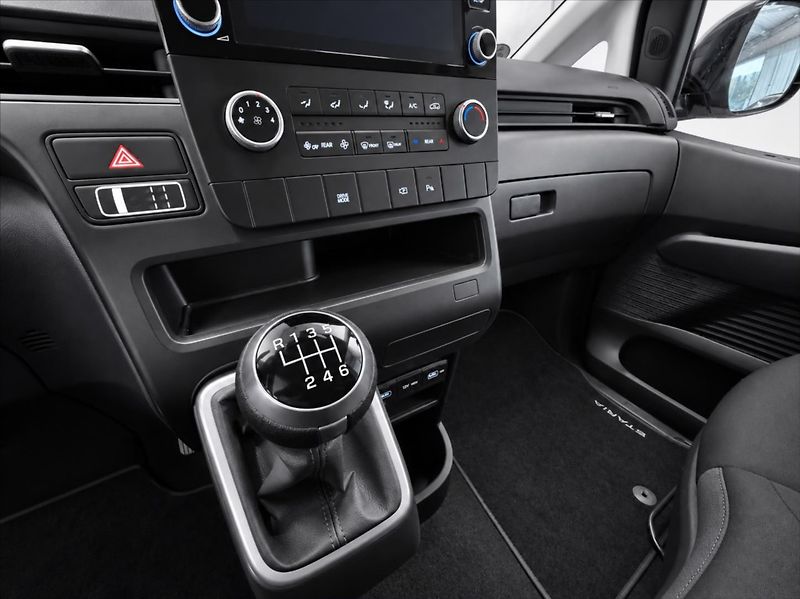Hyundai Staria 2,2 130 KW COMFORT KAM DPH 9 m - fotka 13 z 16