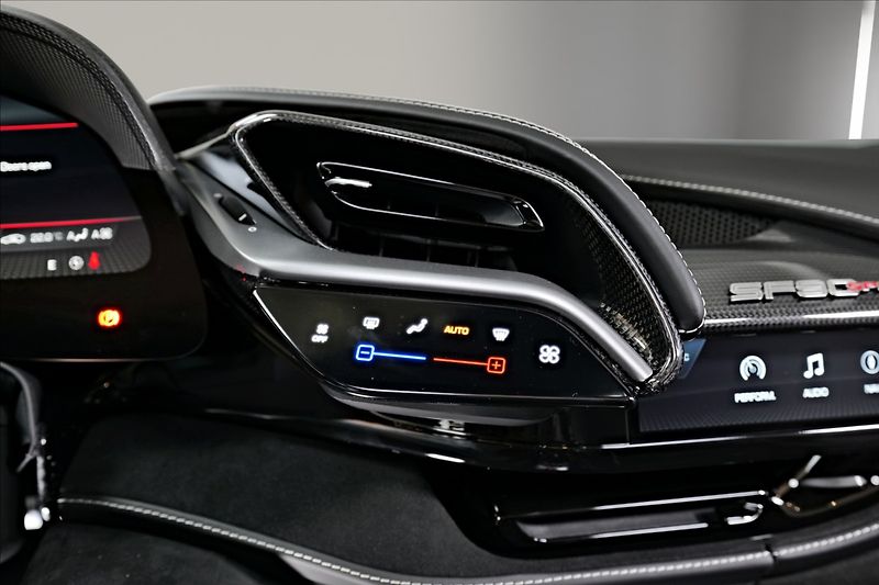 Ferrari SF90 (2024) Spider LIFT / CARBON / JBL - fotka 24 z 26