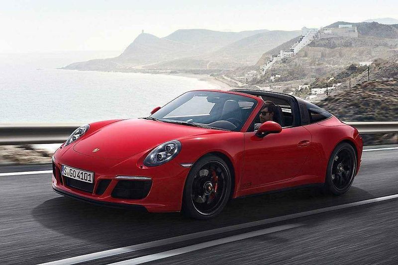 Porsche 911 Carrera GTS.