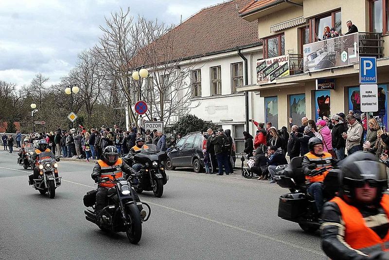 Z příjezdu spanilé jízdy motocyklů do Poděbrad.
