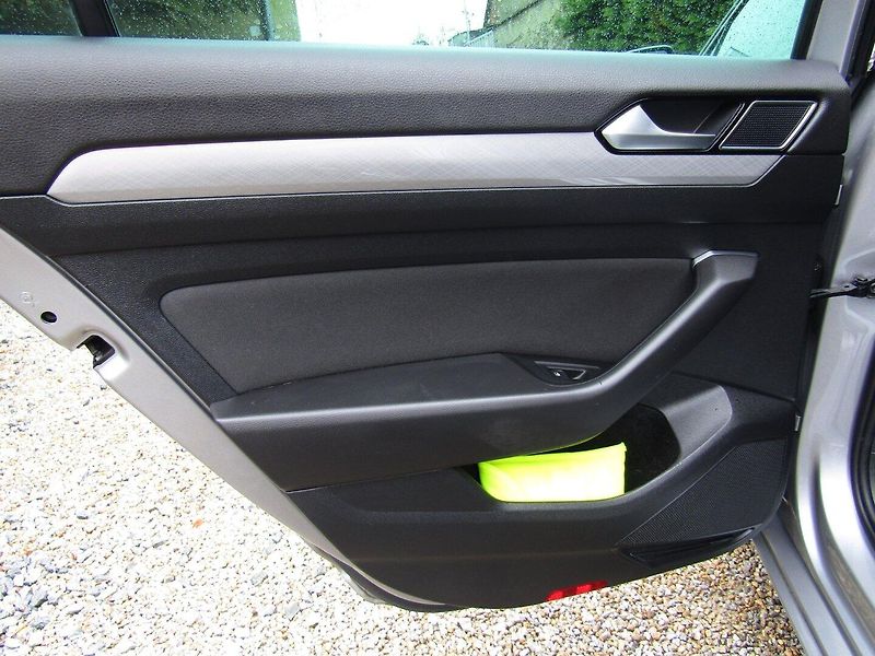 Volkswagen Passat (2021) 2.0 TDI 110kW DSG ACC - fotka 21 z 46