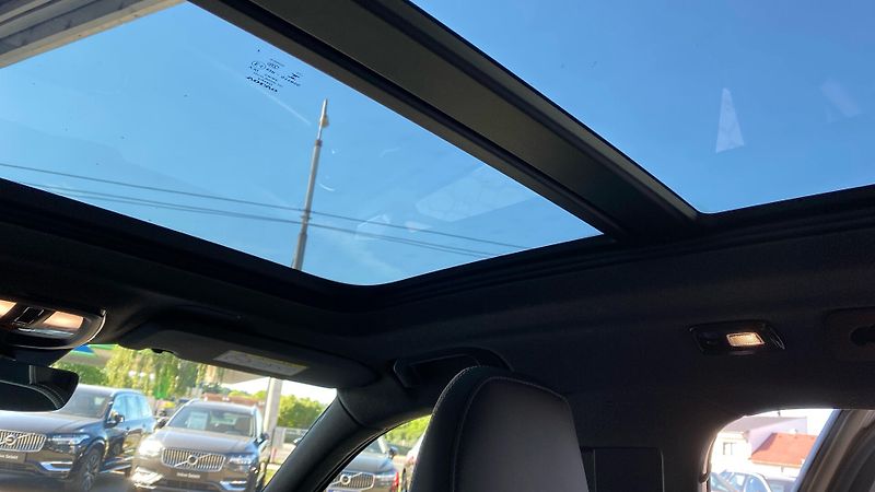Volvo XC40 ULTIMATE DARK, B4 FWD, 145+10 - fotka 26 z 37