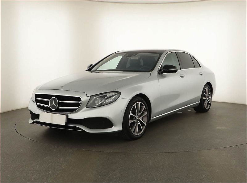 Mercedes-Benz Třídy E (2019) E 200 d - fotka 2 z 20