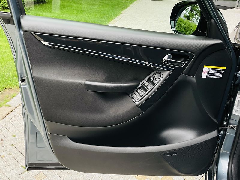 Citroën C4 Picasso 1.6i 88KW MANUÁL LED SENZORY - fotka 29 z 38