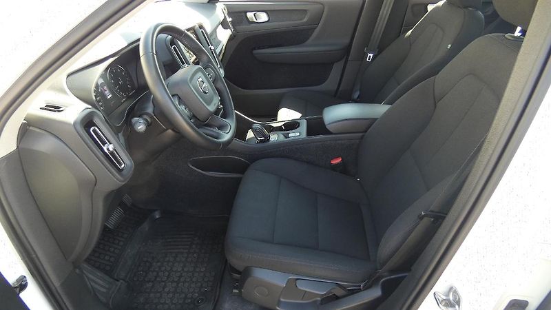 Volvo XC40 T2 FWD Momentum Core - fotka 17 z 21