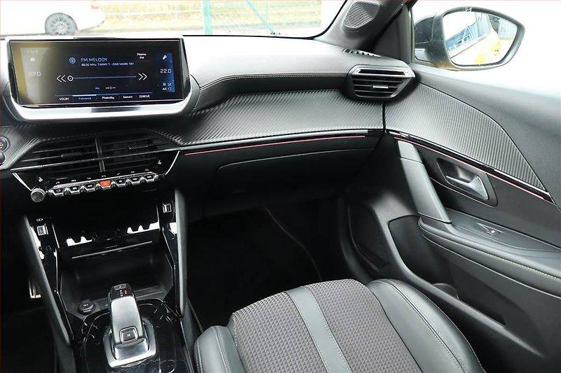 Peugeot 208 (2020) GT Pack 1.2 PureTech, Automat - fotka 8 z 27