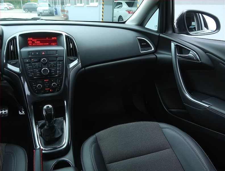 Opel Astra (2014) 1.6 T, Xenony, Tempomat - fotka 8 z 17