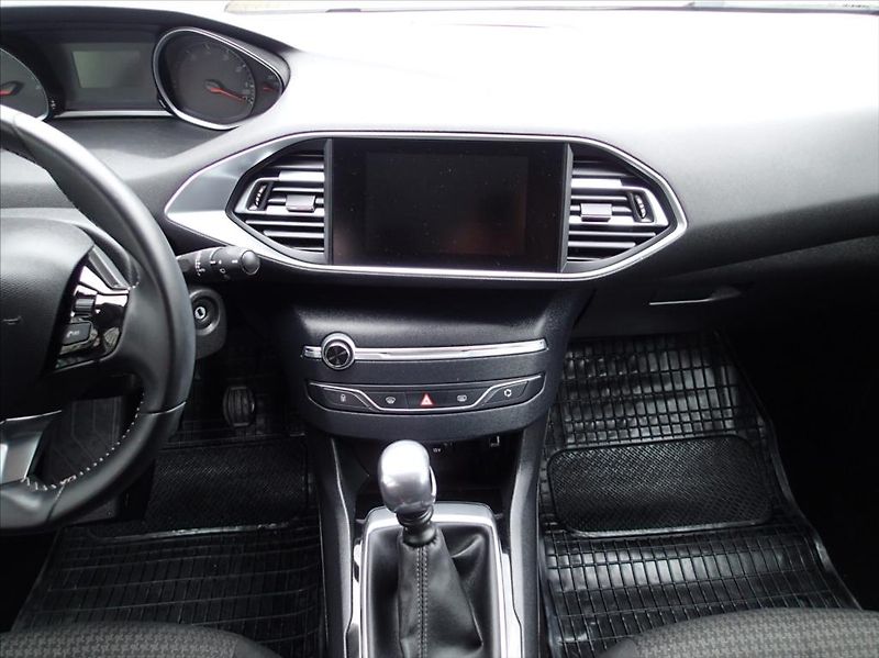 Peugeot 308 1,2 PureTech 81kw,Po SERVISU!! - fotka 15 z 29