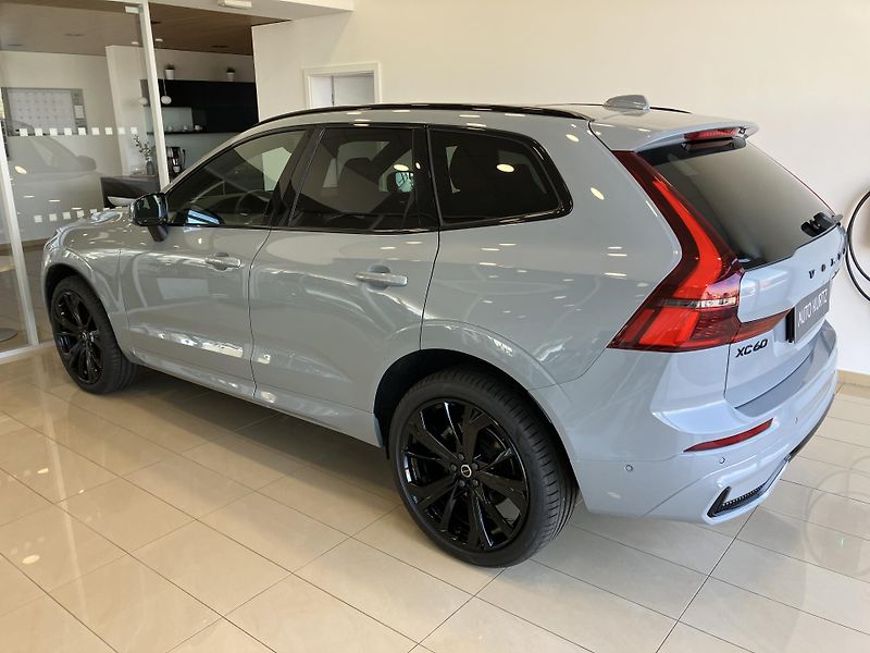 Volvo XC60 B5 AWD Black Edition Plus AT8 - fotka 7 z 47
