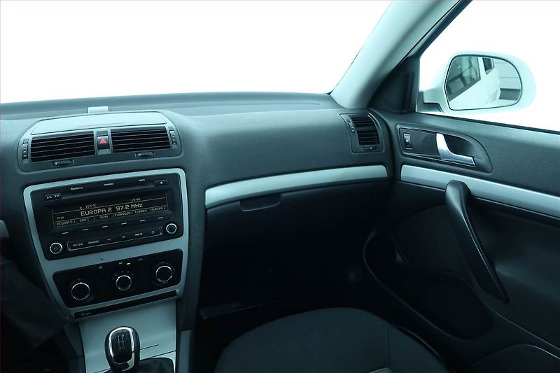 Škoda Octavia (2011) 1.6 TDI, Tempomat - fotka 8 z 16