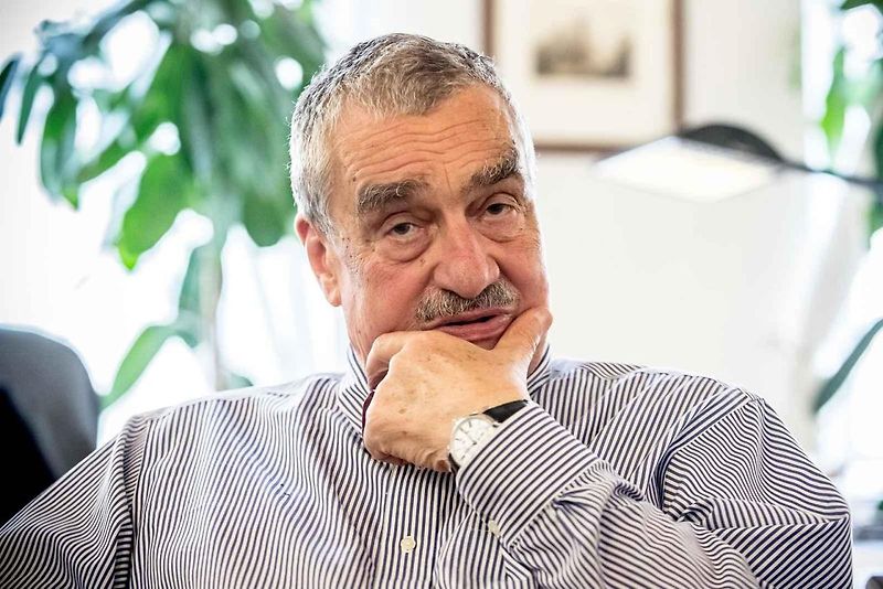 Karel Schwarzenberg v Národním technickém muzeu u zrestaurovaného vozu Benz 16/40 HP z roku 1914, který patřil jeho dědečkovi.