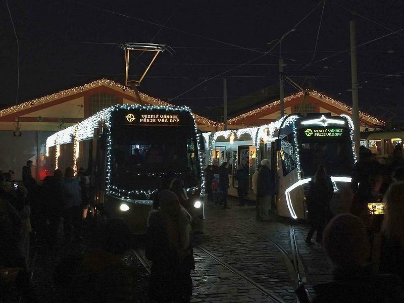 Vánoční flotila pražského dopravního podniku.