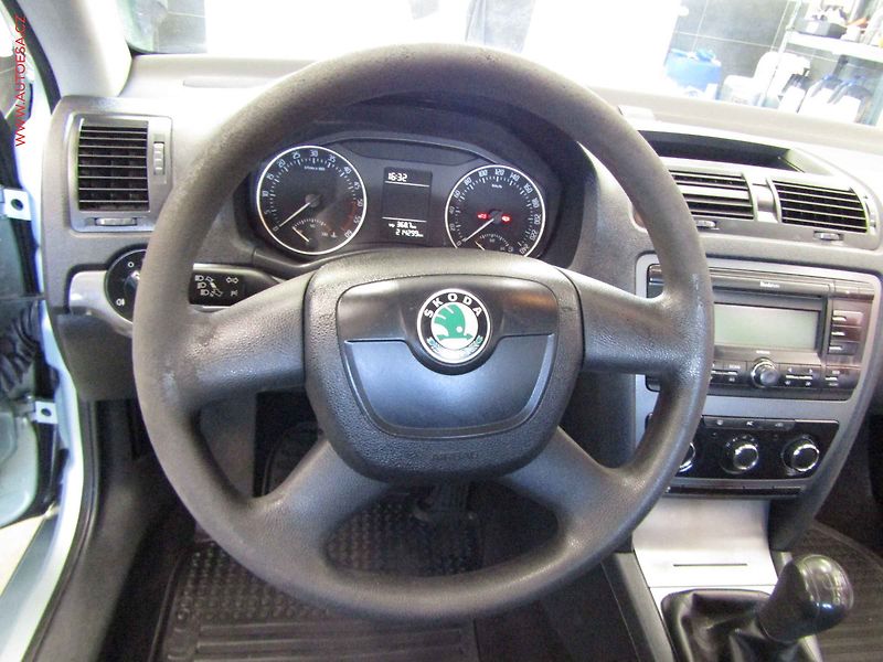 Škoda Octavia (2011) 1.6 TDi, 2.maj,ČR, servis - fotka 16 z 19