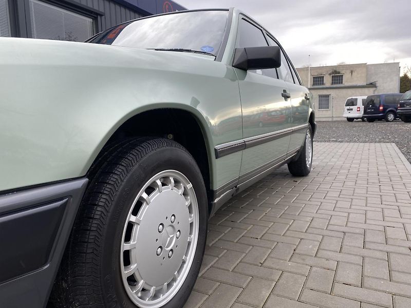 Mercedes-Benz 124 2.0i - 1xMaj - 40 000km - TOP - fotka 7 z 54