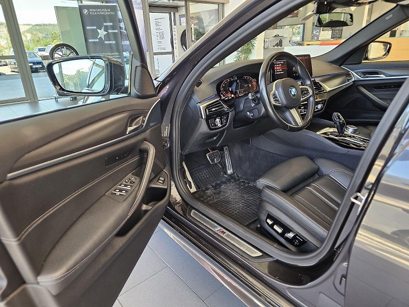 BMW Řada 5 530d xDrive - fotka 13 z 30