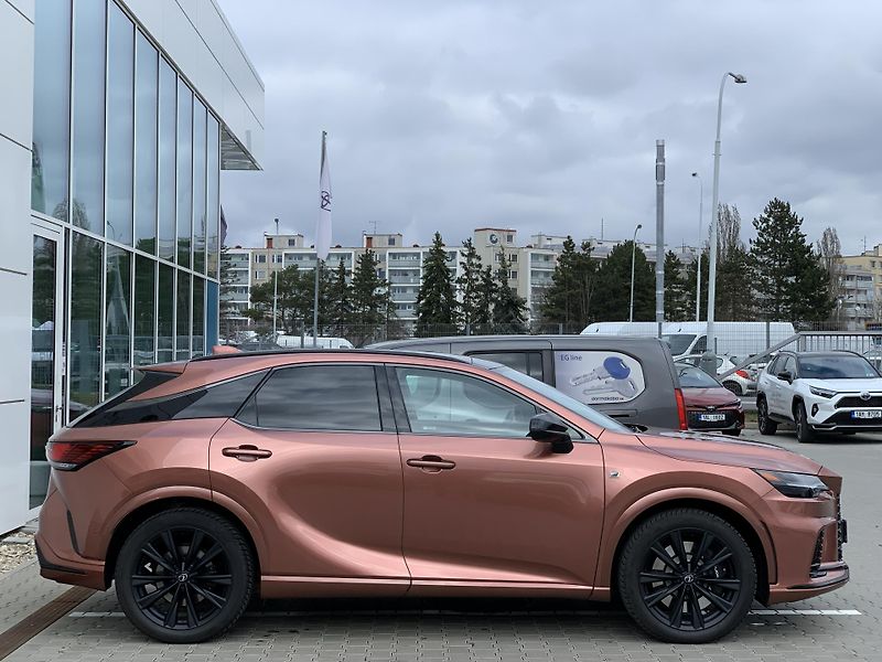 Lexus RX 500h F SPORT PLUS HEV 2.4 273kW 4x4 - fotka 10 z 37