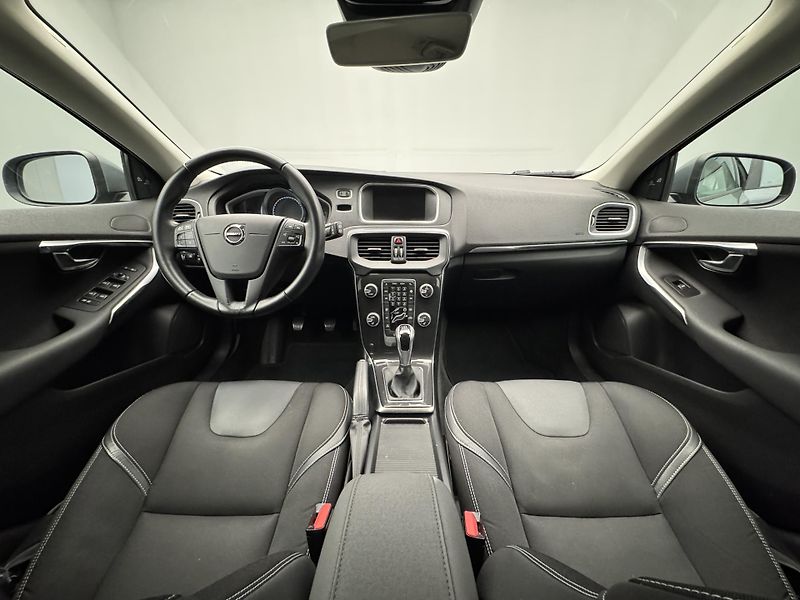 Volvo V40 D2 KINETIC  - fotka 2 z 47